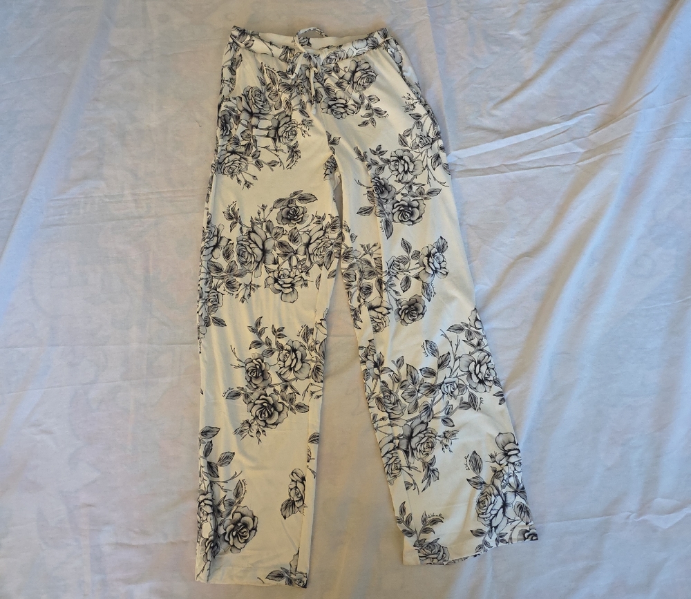 La Vie En Rose Black and White Floral Sleepwear Set
